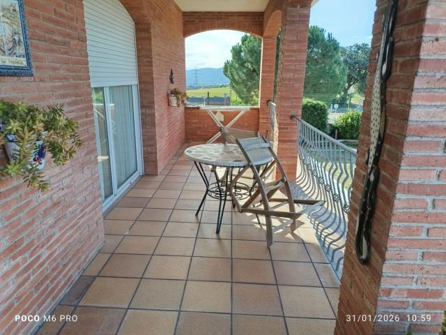 Chalet en venta en Palau solità i Plegamans. Espectacular casa independiente en la Urbanización Turo del Castell, cómoda, amplia distribuida en tres plantas muy funcionales!. Chalets Palau solità i.