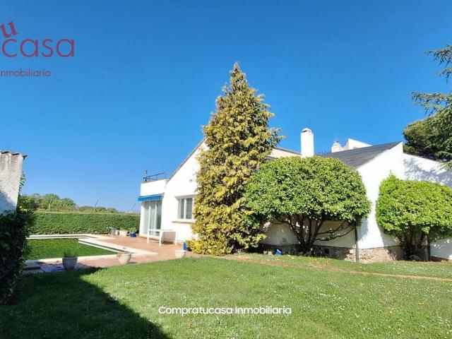 Chalet en venta en Palazuelos de Eresma. VENTA. CHALET INDIVIDUAL. PISCINA. GARAJE. HUERTA Y 1.000 METROS DE PARCELA. Chalets Palazuelos de.