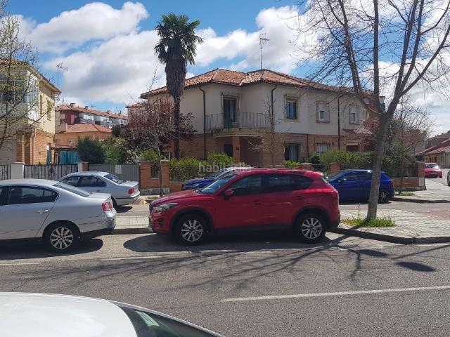 Chalet en venta en Palencia, El Carmen Casas del Hogar. Chalet pareado exclusivo frente al Parque Isla Dos Aguas Ubicación irrepetible en el centro de Palencia. Chalets.