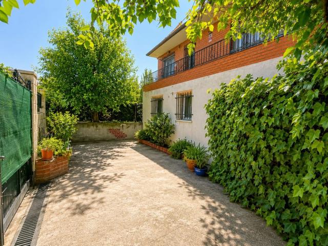 Chalet en venta en Palomeque. CASALIA presenta: Chalet independiente con más de 1.000 m² de parcela Palomeque Toledo. Chalets.