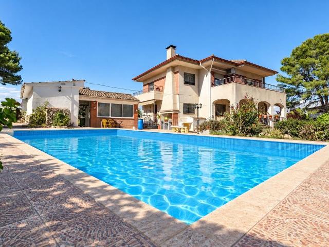 Chalet en venta en Pallaresos Els. Casa esquinera con piscina y 1.031 m2 de parcela en Pallaresos Park. Chalets Pallaresos.
