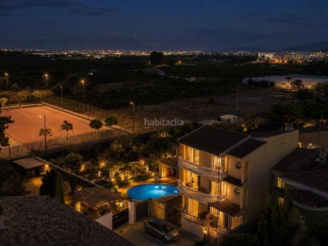 Chalet en venta en Palmera. ESPECTACULAR CASA INDEPENDIENTE EN PALMERA CON PISCINA Y PARCELA DE 500 M2!. Chalets.