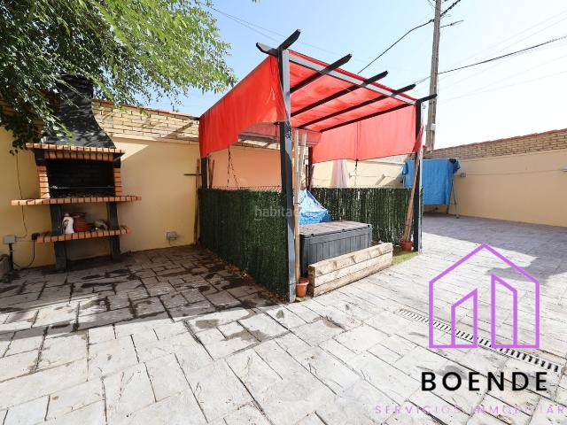 Chalet en venta en Pantoja. Puede que al llegar pienses: esto pide a gritos hacer una buena barbacoa, poner una hamaca y servirse unos refrescos fríos. Chalets.