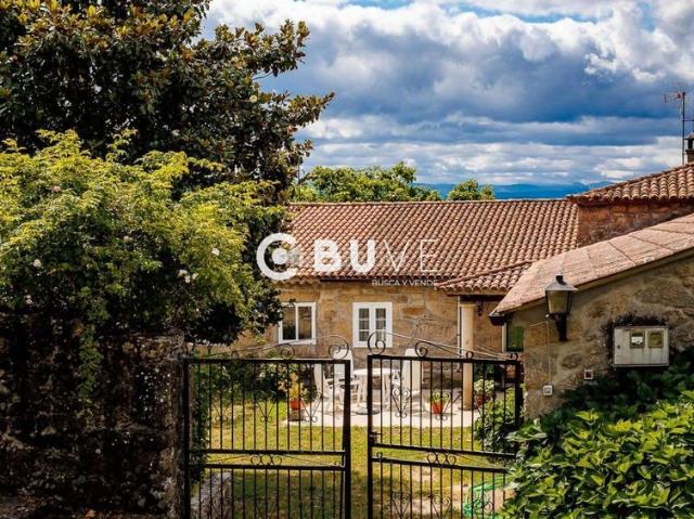 Chalet en venta en Pantón. Se vende Villa con piscina y garaje en entorno natural. Chalets.