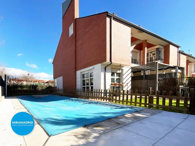 Chalet en venta en Paracuellos de Jarama, Miramadrid. Chalet adosado de esquina con piscina. Chalets Paracuellos de.