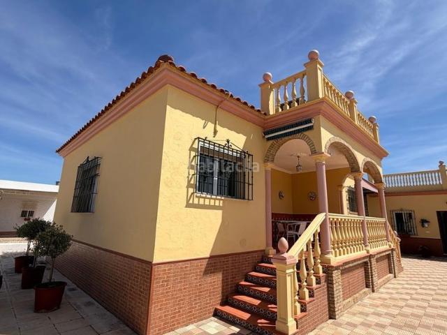 Chalet en venta en Paradas. DOS VIVIENDAS EN EL CAMPO DE URBANIZACIÓN EL CALVARIO. Chalets.