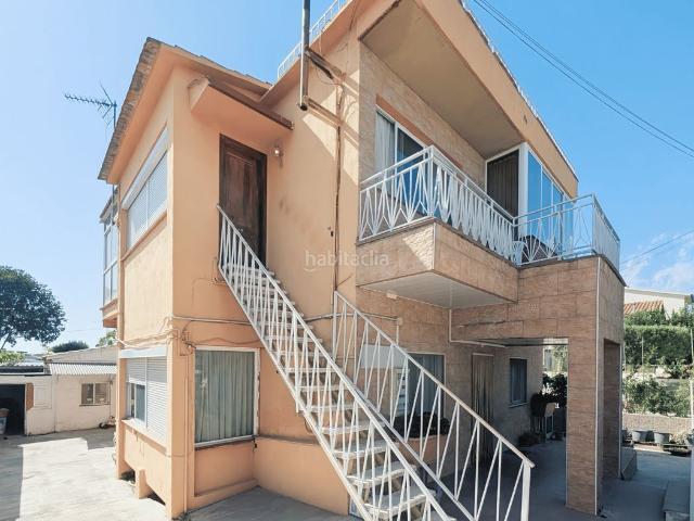 Chalet en venta en Parets del Vallès. de 294 m² con 3 zonas de vivienda, 8 habitaciones y 32 placas solares en Parets del Vallès. Chalets Parets del.