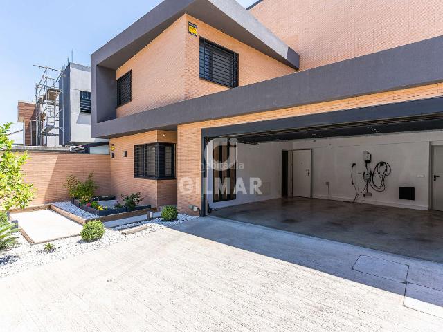 Chalet en venta en Parla, Laguna Park. Chalet Independiente de 475 m en parcela de 318 m con jardín delantero de 60 m y jardín trasero de 150 m repartido en 4 plantas. C. Chalets.