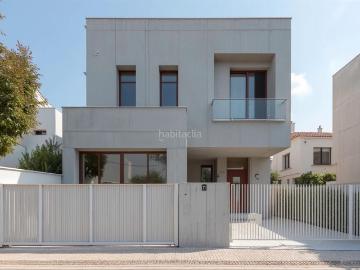 Chalet en venta en Parla, Parla Este. Vivienda unifamiliar aislada en parcela urbana llave en mano. Personalizable. Chalets.