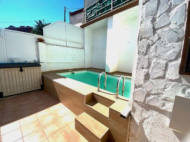 Chalet en venta en pasaje Nonell, Santa Coloma de Cervelló, de 84 m² 4 habitaciones por 375.000