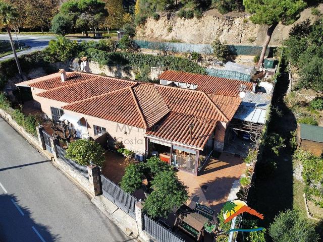 Chalet en venta en avenida Font de Sant Llorenç, Lloret de Mar, de 330 m² 5 habitaciones por 510.000
