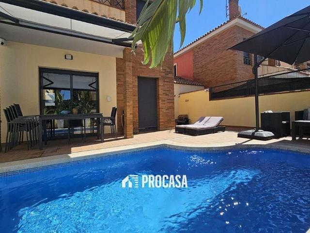 Chalet en venta en pasaje Sector Mestral, Castelló d´Empúries, de 270 m² 4 habitaciones por 490.000