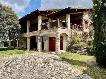 Chalet en venta en paseo De Catalunya, Aiguafreda, de 350 m² 4 habitaciones por 585.000