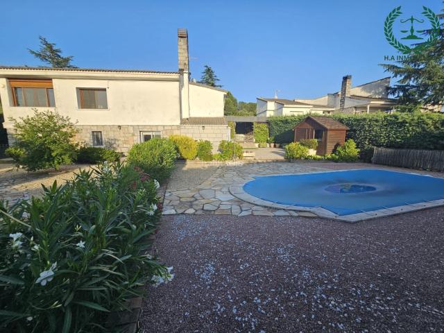 Chalet en venta en Pedrezuela. Chalet independiente con parcela de 1.000 m2 y piscina privada. Chalets.