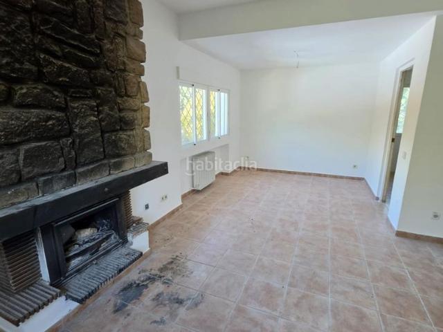 Chalet en venta en Pedrezuela. Encantadora Parcela de Oportunidad con Piscina Privada. Chalets.