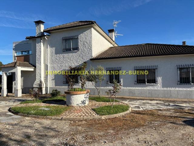 Chalet en venta en Pelabravo. A tan solo 15 minutos de Salamanca y muy cerca de Santa Marta de Tormes, se encuentra este magnífico CHALET INDIVIDUAL, situado en. Chalets.