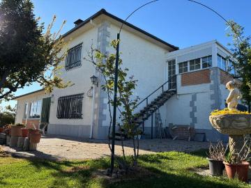 Chalet en venta en Pelabravo. A tan solo 15 minutos de Salamanca y muy cerca de Santa Marta de Tormes, se encuentra este magnífico CHALET INDIVIDUAL, situado en. Chalets.
