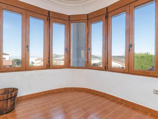 Chalet en venta en Peligros. Propiedad única en Monteluz: Dos casas independientes en una sola planta. Chalets.