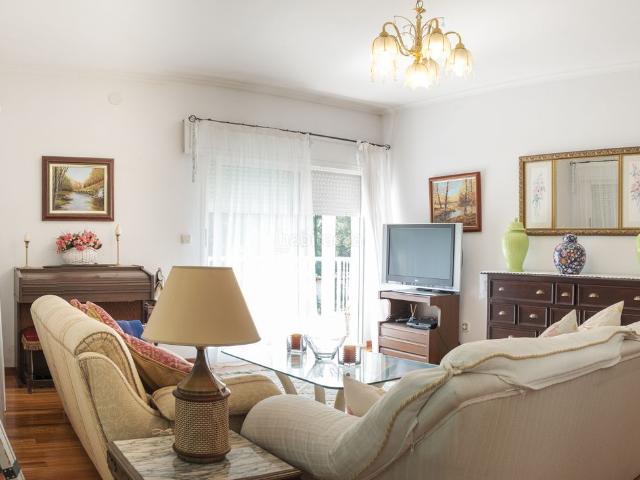 Chalet en venta en Pereiro de Aguiar O. ? Chalet independiente con piscina, jardín y cancha de tenis en Pereiro de Aguiar. Chalets Pereiro de Aguiar.