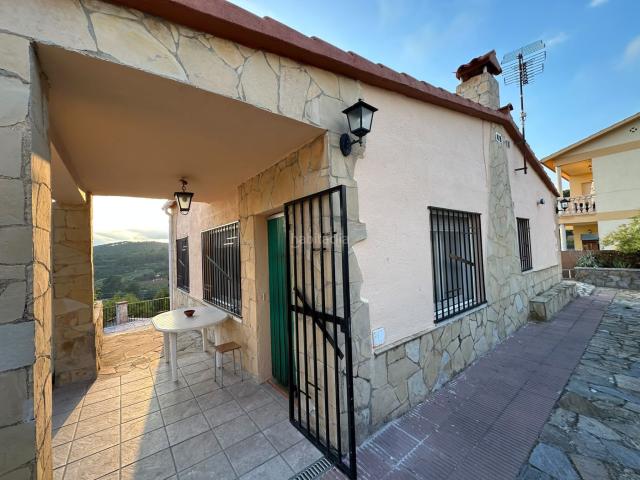Chalet en venta en Piera. CASA CON JARDÍN PARA ENTRAR A VIVIR. Chalets.