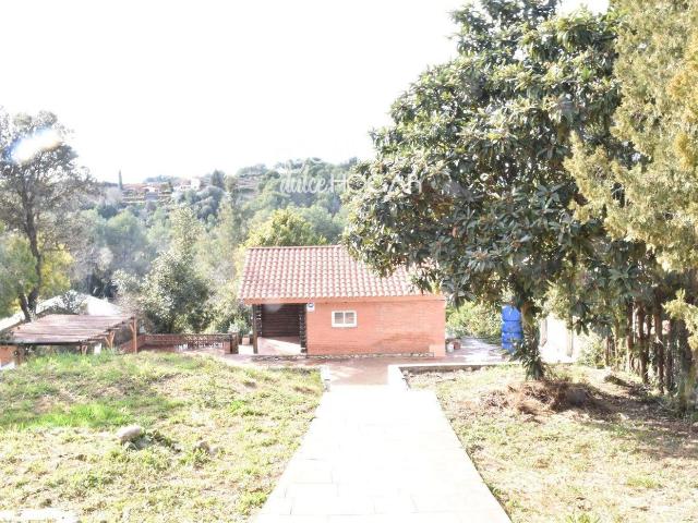 Chalet en venta en Piera. CASA CON PARCELA MAS OTRA PARCELA DOS FINCAS REGISTRALES. Chalets.