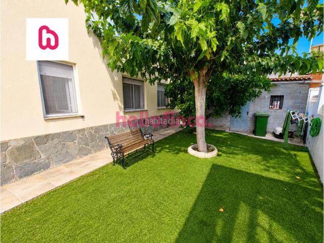 Chalet en venta en Piera. Casa independiente de una planta reformada con jardín en Piera. Chalets.