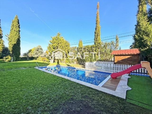 Chalet en venta en calle Magnòlia, Piera, de 270 m² 5 habitaciones por 530.000