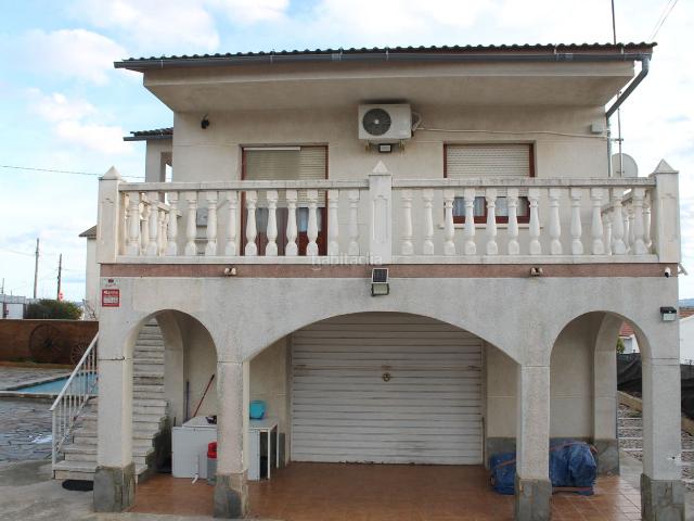 Chalet en venta en Piera. Se vende casa esquinera con una superficie total construida de 221 m², distribuida en dos plantas. Chalets.