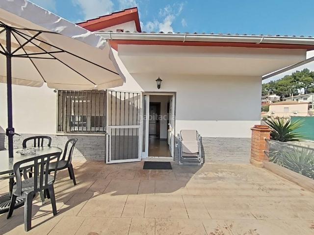 Chalet en venta en Piera. Urbanización Can Canals. Chalets.