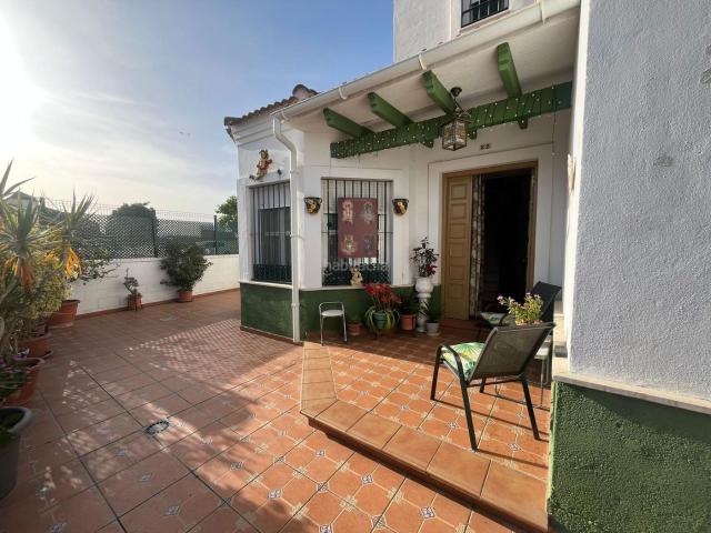 Chalet en venta en Pilas. Magnifica oportunidad, gran chalet de esquina en Pilas, junto Mercadona!. Chalets.