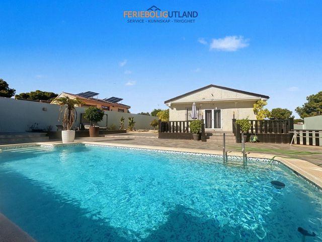 Chalet en venta en Pinar de Campoverde, Alicante Costa Blanca