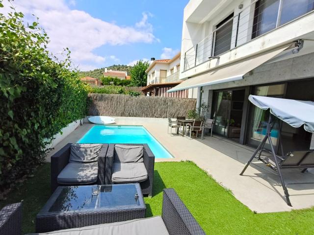 Chalet en venta en Pineda de Mar, Pinemar. Casa moderna con piscina. Chalets Pineda de.