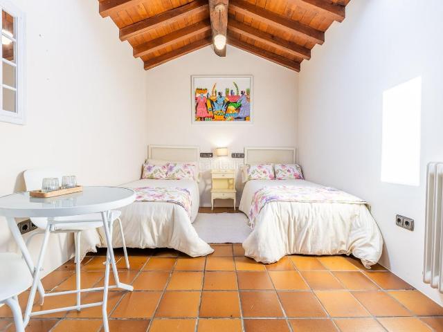 Chalet en venta en Pino O. Finca con dos viviendas de piedra restauradas, piscina y licencia turística. Chalets Pino.