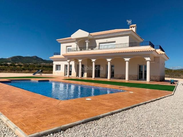 Chalet en venta en Pinoso. VILLA DE ESTILO TRADICIONAL DE NUEVA CONSTRUCCIÓN DE 4 DORMITORIOS EN PINOSO. Chalets.