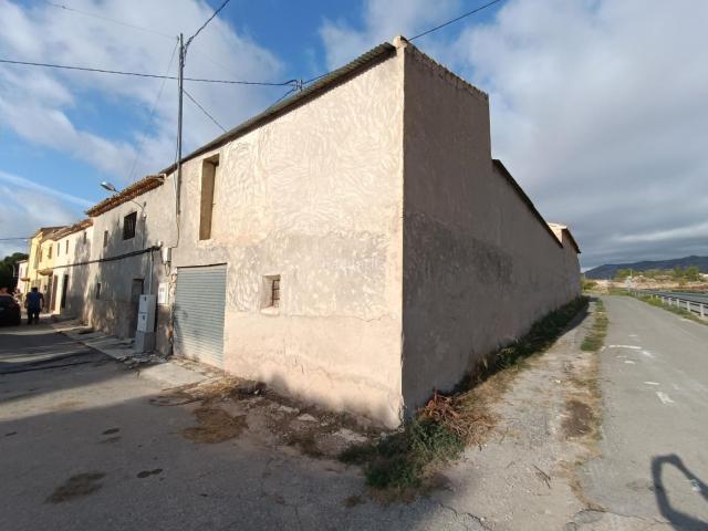 Chalet en venta en Pinoso. Villa Rustica de 1000 metros cuadrados. Chalets.