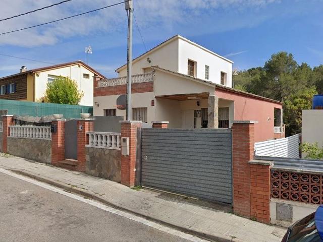 Chalet en venta en plaza De Catalunya, Rubí, de 220 m² 1 habitación por 270.000