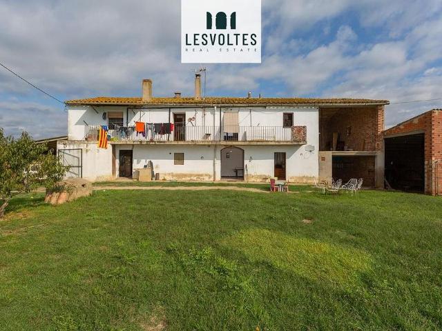 Chalet en venta en plaza Del Drrobert, Sant Jordi Desvalls, de 370 m² 6 habitaciones por 500.000