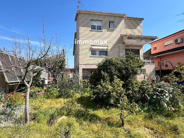 Chalet en venta en plaza Poligon, Vilanova i La Geltrú, de 217 m² 5 habitaciones por 350.000