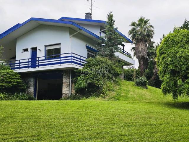 Chalet en venta en Plentzia. Precioso chalet independiente en urbanización Isuskiza. Plentzia en una parcela de 2.000 m. rodeado de naturaleza. Chalets.