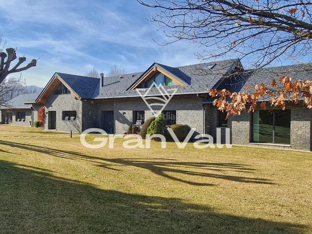 Chalet en venta en Prats i Sansor. Espectacular casa unifamiliar con parcela de 3.000 m2 en la exclusiva zona de Prats. Chalets Prats i.