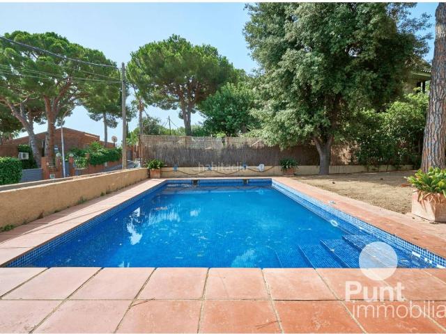 Chalet en venta en Premià de Dalt. Exclusiva casa independiente con piscina privada y espectaculares vistas al mar en Premià de Dalt. Chalets Premià de.