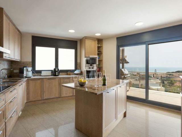 Chalet en venta en Premià de Dalt. Villa en excelentes condiciones con 5 dormitorios, jardín y licencia turística en venta en Premià de Dalt, Barcelona. Chalets Premià de.