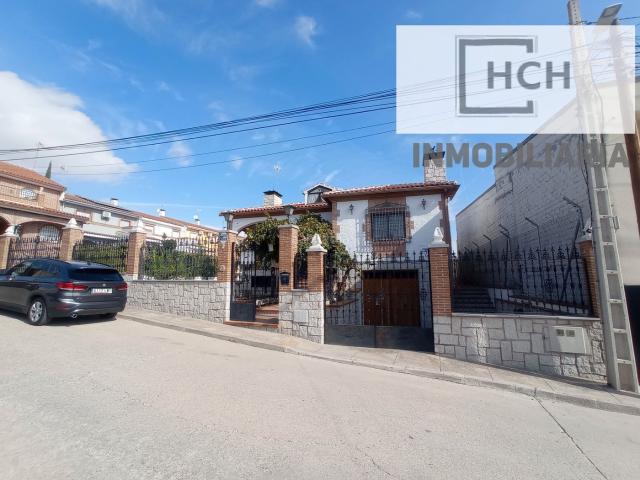 Chalet en venta en Puebla de Montalbán La. CHALET CON 1908 M2 DE PARCELA. Chalets Puebla de Montalbán.