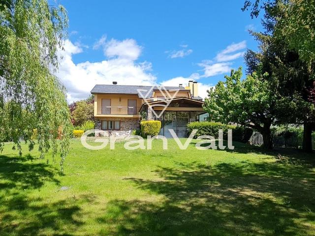 Chalet en venta en Puigcerdà Pirineos. Espectacular casa unifamiliar en la zona del lago de Puigcerdà. Chalets.