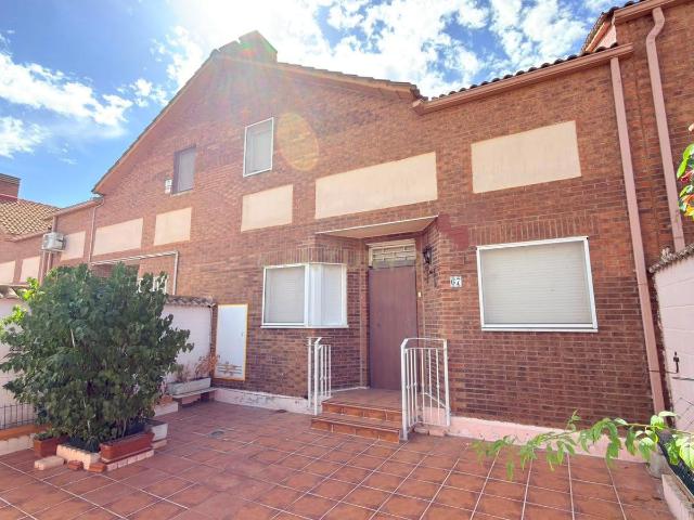 CHALET EN VENTA EN QUER – GUADALAJARA Amplio chalet de 4 dormitorios, patio semicubierto, barbacoa y garaje para dos coches