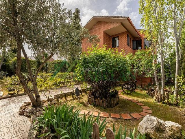 Chalet en venta en Rozas de Madrid Las, El Pinar Punta Galea. Espectacular Chalet Unifamiliar Amplitud y Naturaleza en una Parcela Única. Chalets Rozas de Madrid.