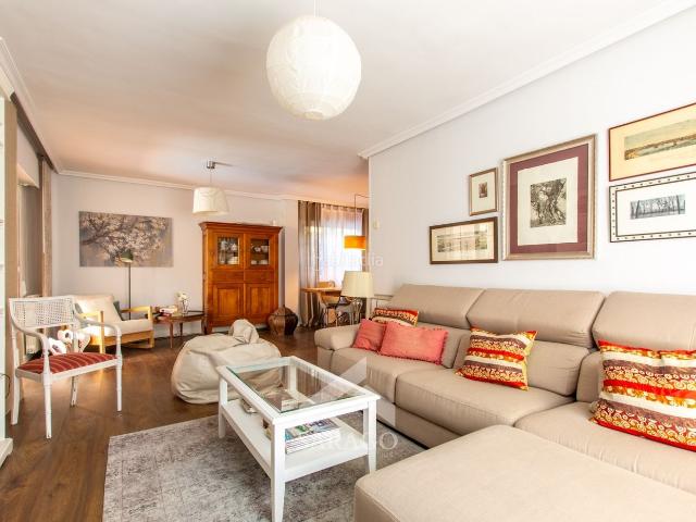 Chalet en venta en Rozas de Madrid Las, Monte Rozas. Bonito chalet independiente en Montes Rozas tiene 3 plantas, 5 dormitorios,4 baños, piscina. Chalets Rozas de Madrid.