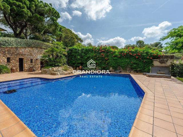 Chalet en venta en Roca del Vallès La. Exclusiva villa con piscina y amplios jardines en La Roca del Vallès. Chalets Roca del Vallès.