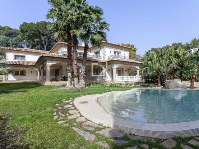Chalet en venta en Rocafort. Casa en excelentes condiciones de 8 dormitorios en venta Rocafort. Chalets.