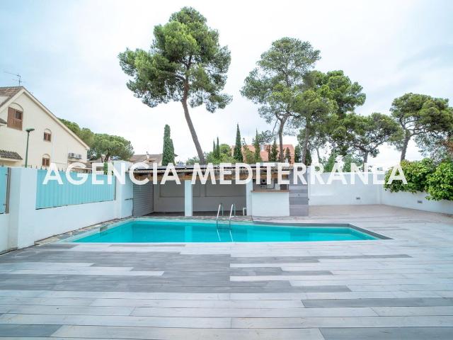 Chalet en venta en Rocafort. Chalet independiente con encanto histórico y diseño moderno en el corazón de Rocafort. Chalets.